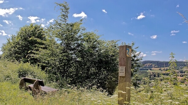 Entstanden ist die Landschaft mit Felsformationen wie den "Hinkelsteinen" oder dem "Hindenburgtor" vor rund 220 Millionen Jahren allein durch die Kraft des Flusses. Rundkurs zu den Eifelfelsen