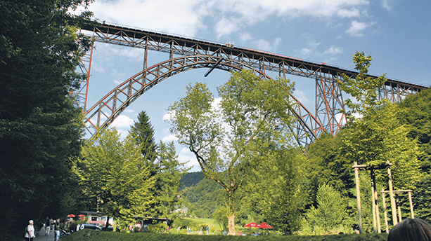 Die Müngstener Brücke in Solingen ist die mit 107 Meter die höchste Eisenbahnbrücke Deutschlands. An der Wupper entlang