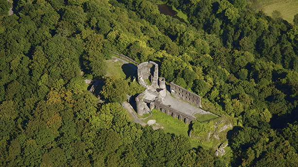 Luftbild der Burgruine Windeck. Auf dem Mäanderweg an der Sieg