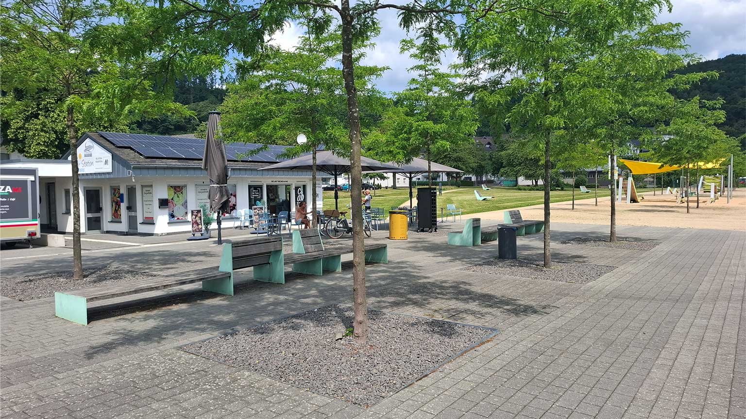 Uferpark am Bahnhof Sondern mit Café, schattigen Sitzbänken und Spielbereich, moderne Anlage mit Solar­dach nahe Biggesee