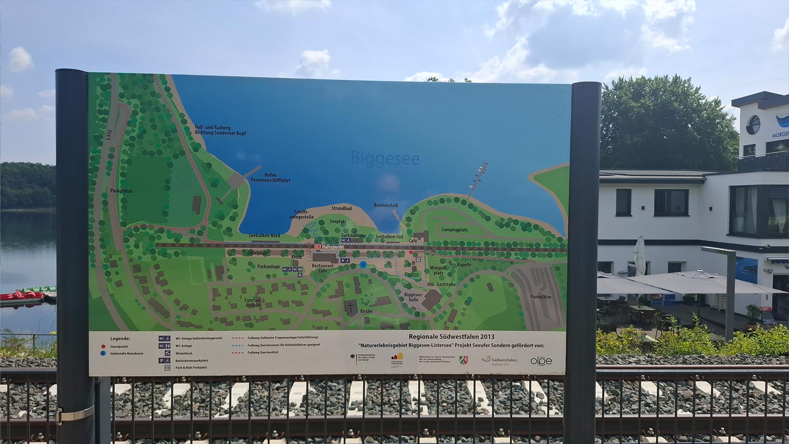 Übersichtskarte von Sondern am Biggesee mit Hafen, Strandbad und DB‑Haltepunkt, Infotafel an der Promenade
