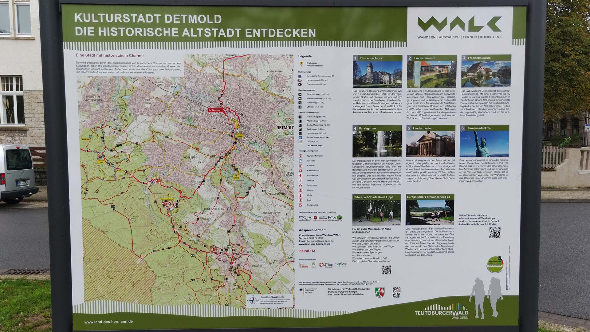 Infotafel „Kulturstadt Detmold – die historische Altstadt entdecken“ mit Stadtplan, Wanderwegen und Sehenswürdigkeiten wie Residenzschloss und Hermannsdenkmal