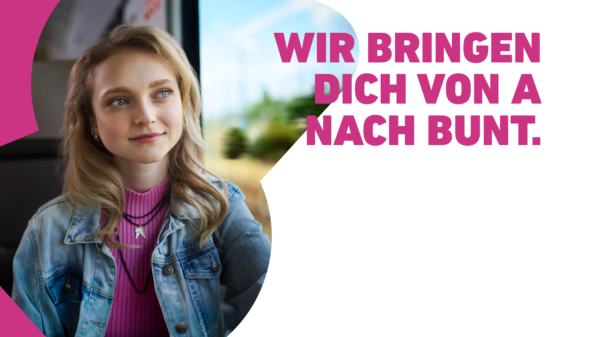 Eine junge Frau sitzt in einem Zug am Fenster und schaut lächelnd hinaus. Neben ihr steht der Text: Wir bringen dich von A nach Bunt.