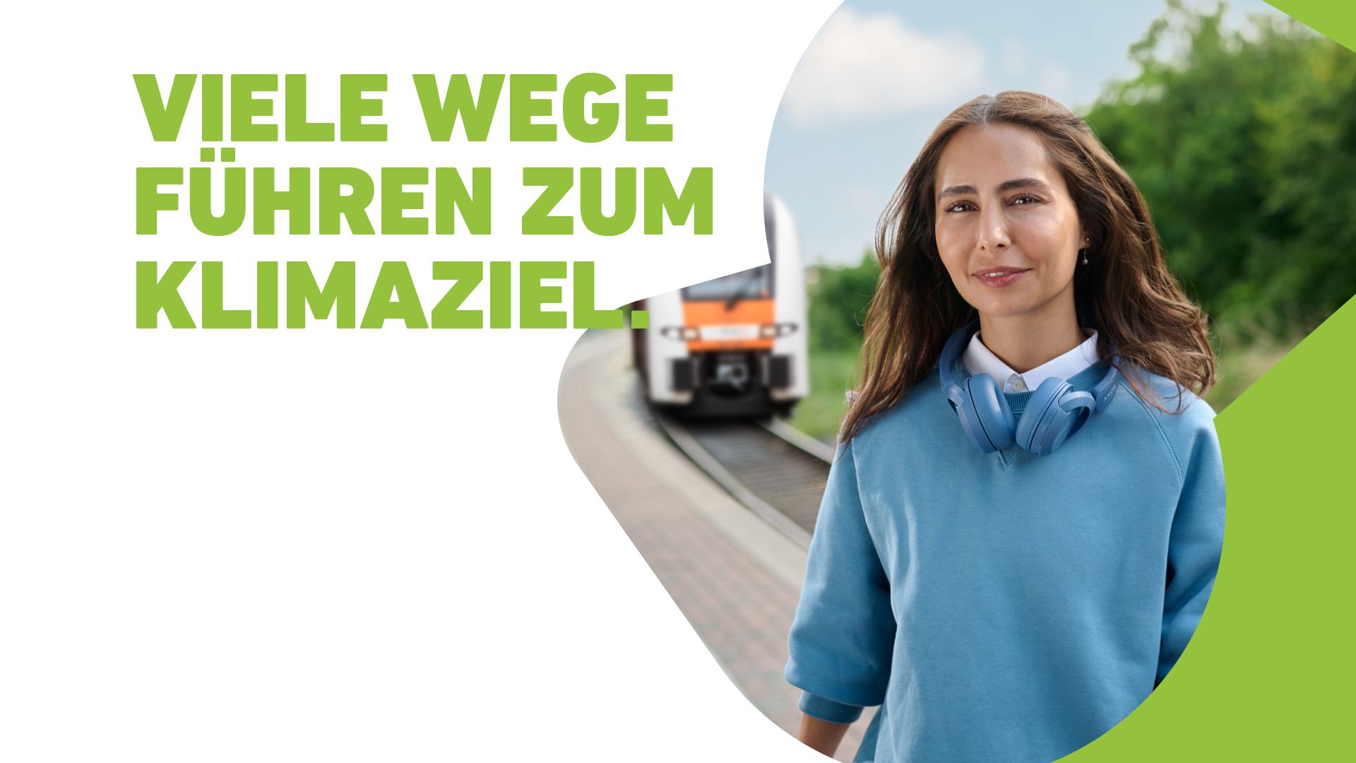 Eine Frau steht an einem Bahnsteig im Grünen vor einem einfahrenden RRX. Neben ihr steht der Text: Viele Wege führen zum Klimaziel.