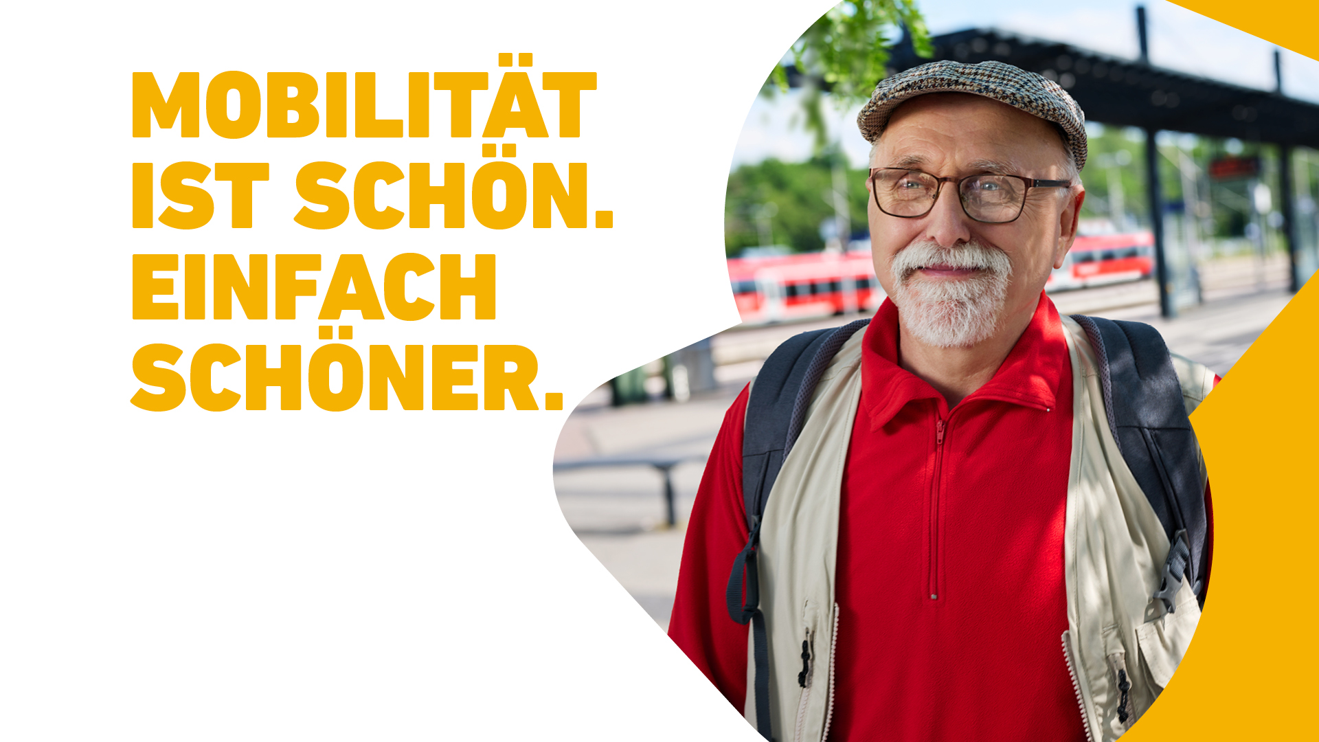 Ein Senior steht lächelnd an einem Busbahnhof, hinter ihm fährt ein roter Zug vorbei. Neben ihm steht der Text: Mobilität ist schön. Einfach schöner.