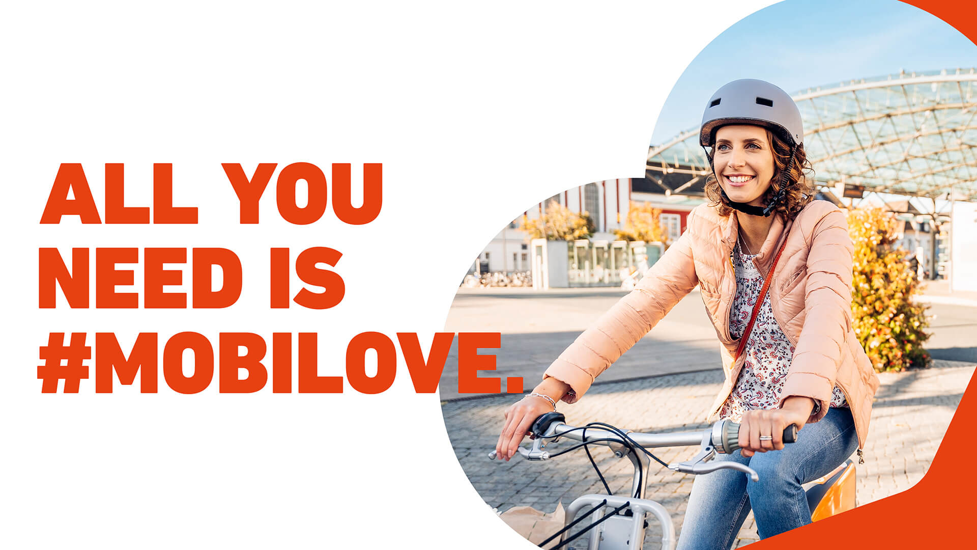 Mobilove-Kampagnenmotiv: Frau fährt lächelnd auf einem Rad