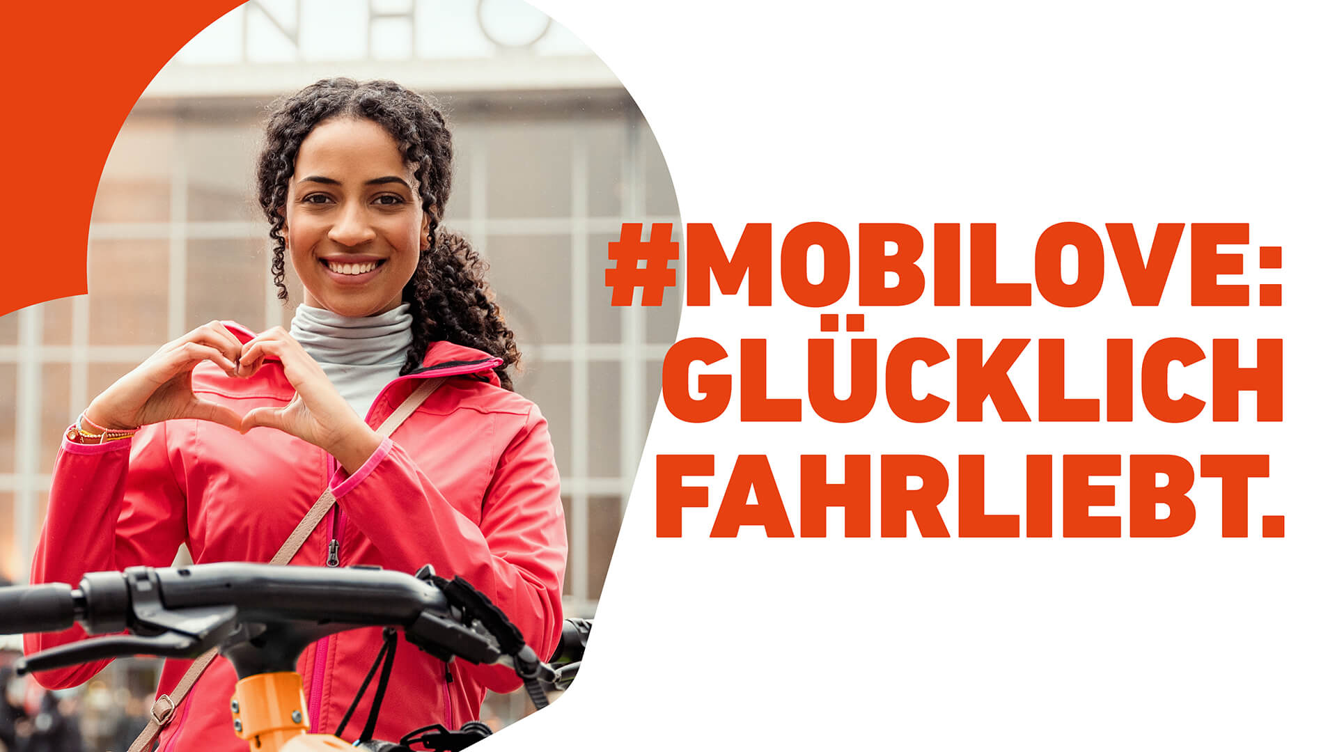 Mobilove-Kampagnenmotiv: Frau vor Leihrad mit Handy lächelt in die Kamera