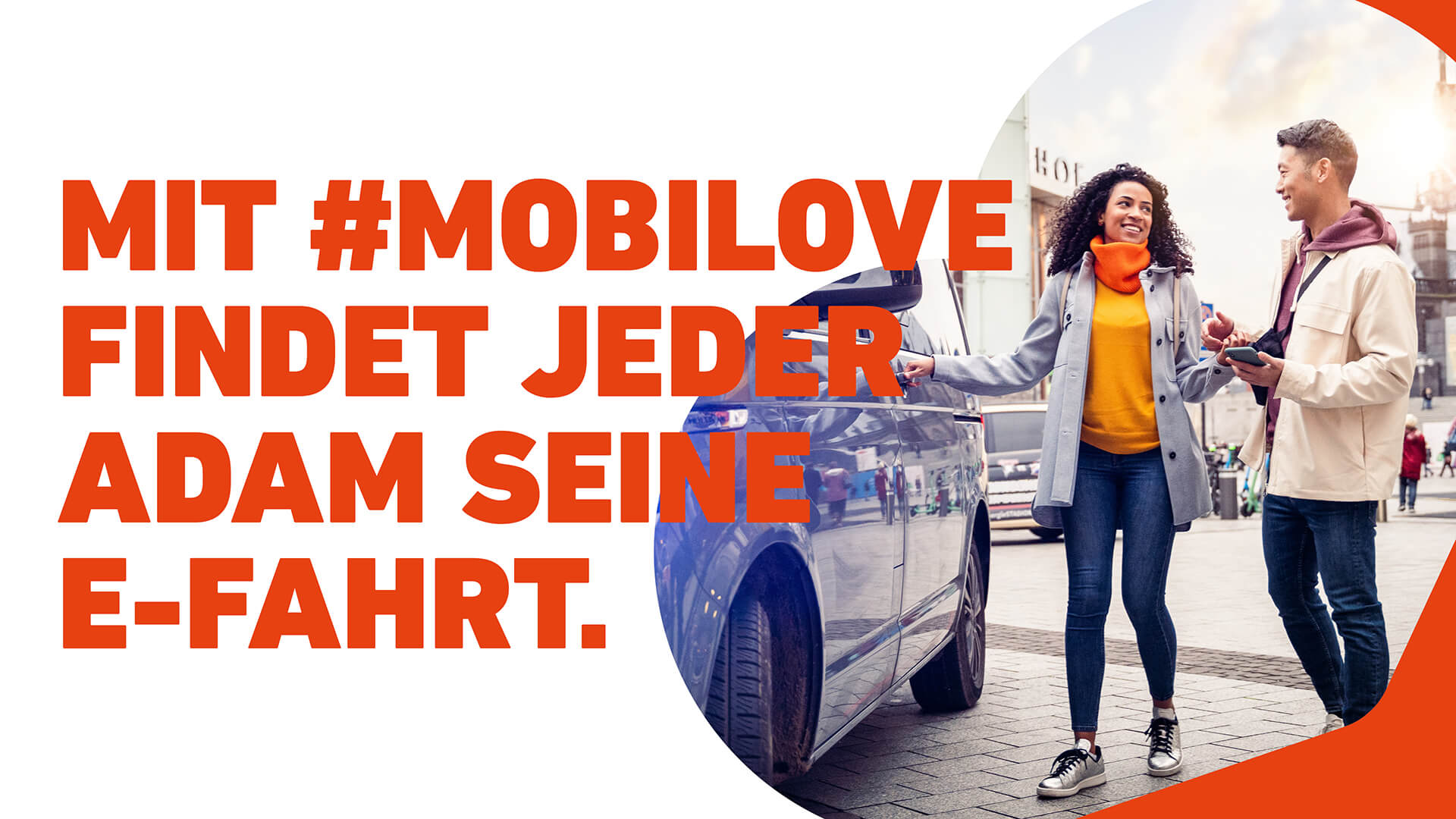 Mobilove-Kampagnenmotiv: Paar steht neben einem Auto