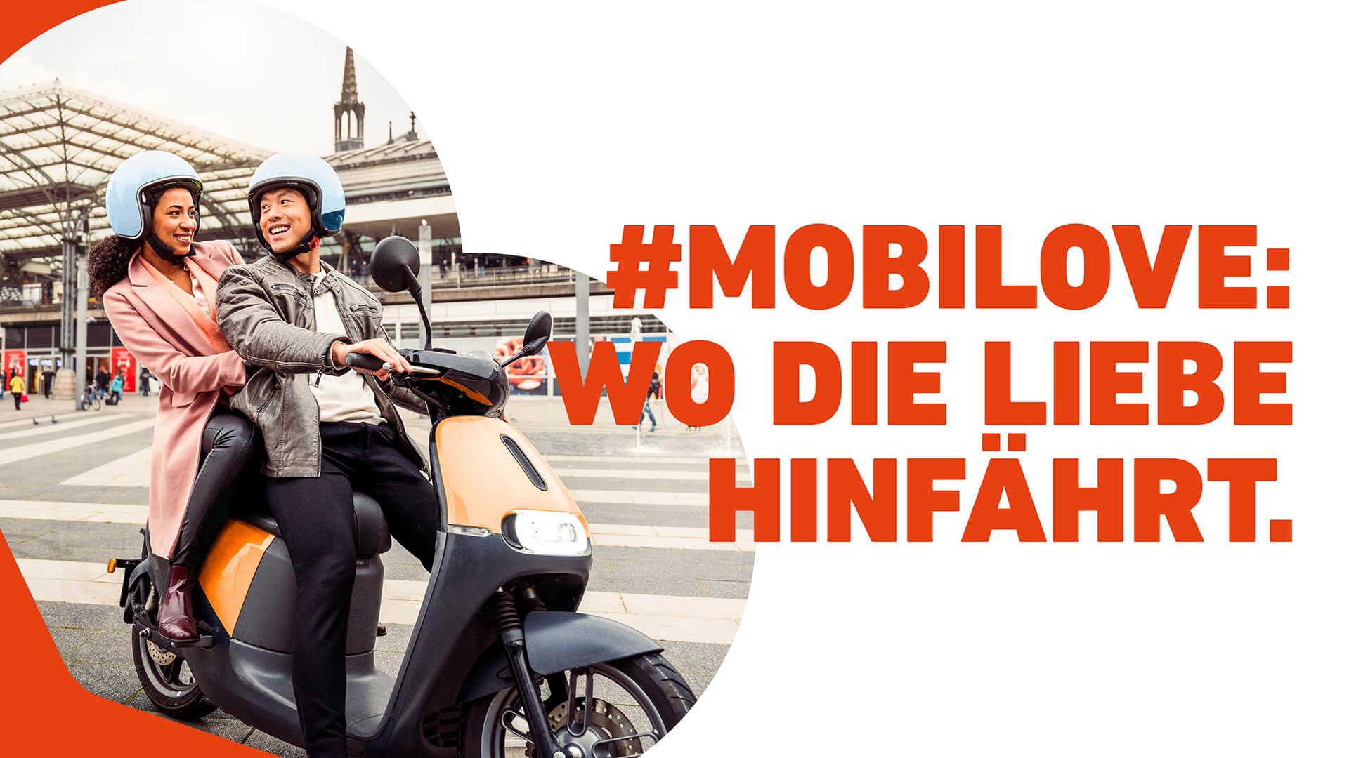 Mobilove-Kampagnenmotiv: Paar sitzt auf einem Roller