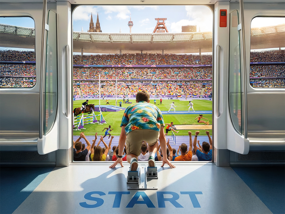 Eine Person steht startbereit zum Sprint in einer Zugtür, draußen sind olympische Spiele zu sehen.