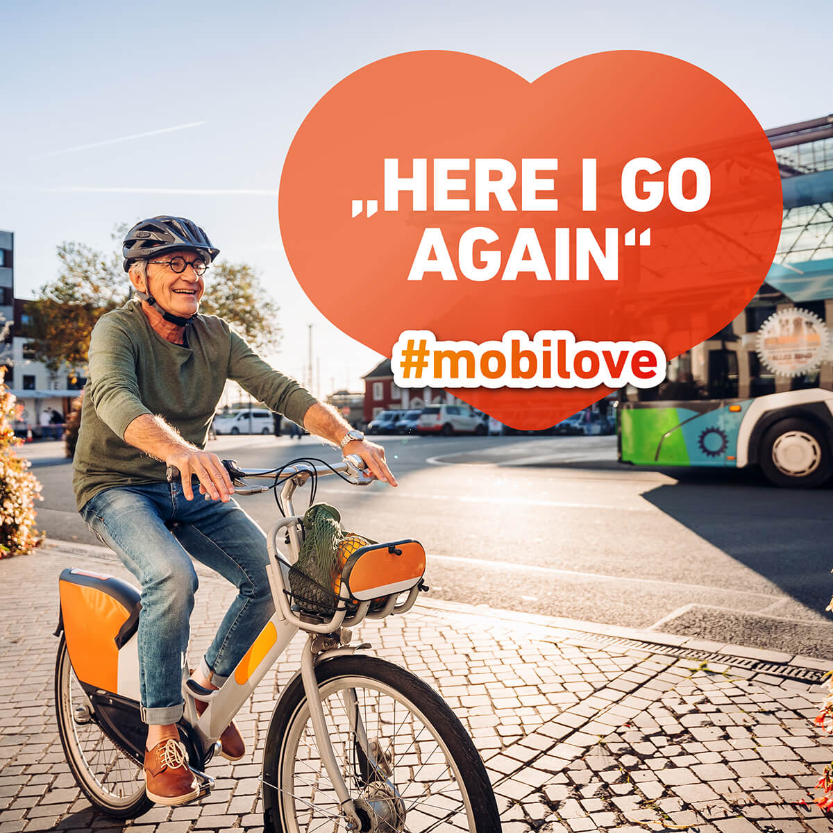 Mobilove-Visual: Mann ist mit Helm auf einem Fahrrad unterwegs, Herzchen-Kommentarblase im Bild: "Here I go again"