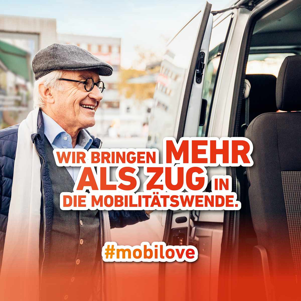 Ein Senior steigt fröhlich lächelnd in einen On-Demand-Kleinbus. Auf dem Bild steht der Text: Wir bringen mehr als Zug in die Mobilitätswende.