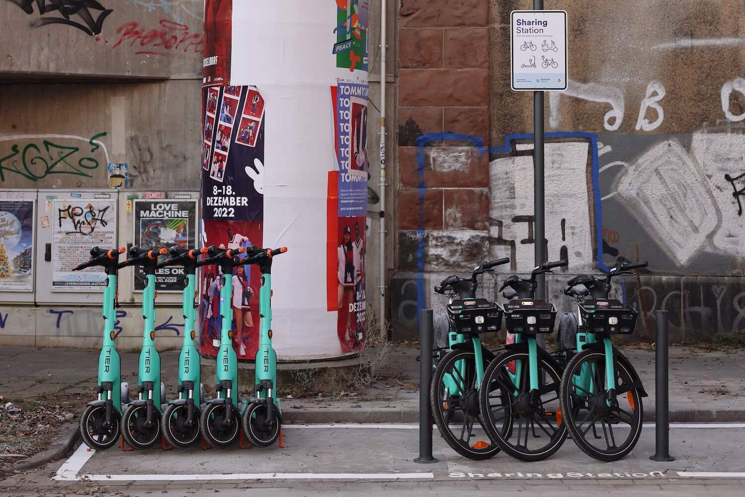 Abgestellte E-Bike- und E-Scooter-Parkfläche des Bachplätzchens Düsseldorf