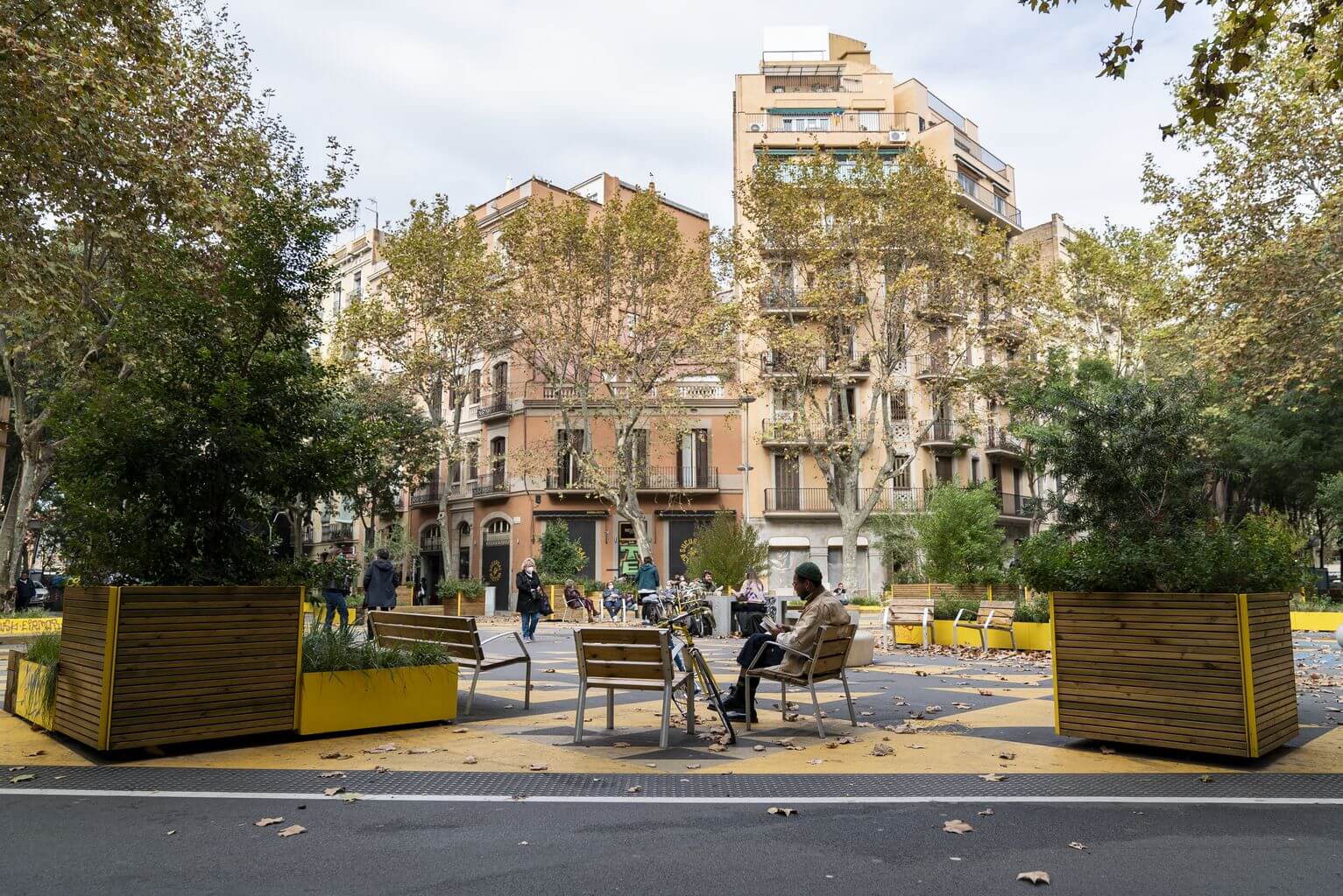 Ein Mann sitzt in der Superilla von Sant Antoni