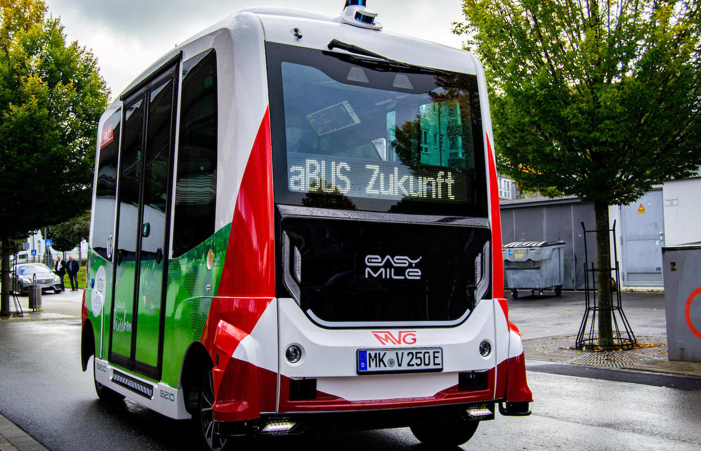 Der autonome a-Bus in Iserlohn auf der Straße.