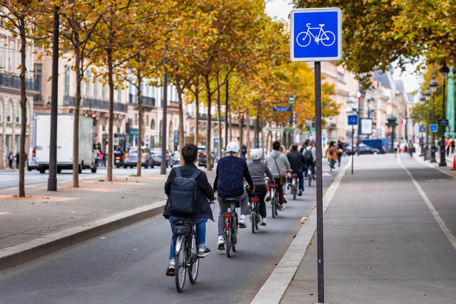 Fahrradfahrer auf einem Radweg auf Pariser Straßen