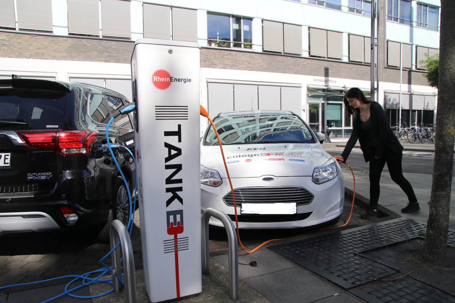 Zu sehen ist eine E-Ladesäule welche zwei Autos mit Strom versorgt.