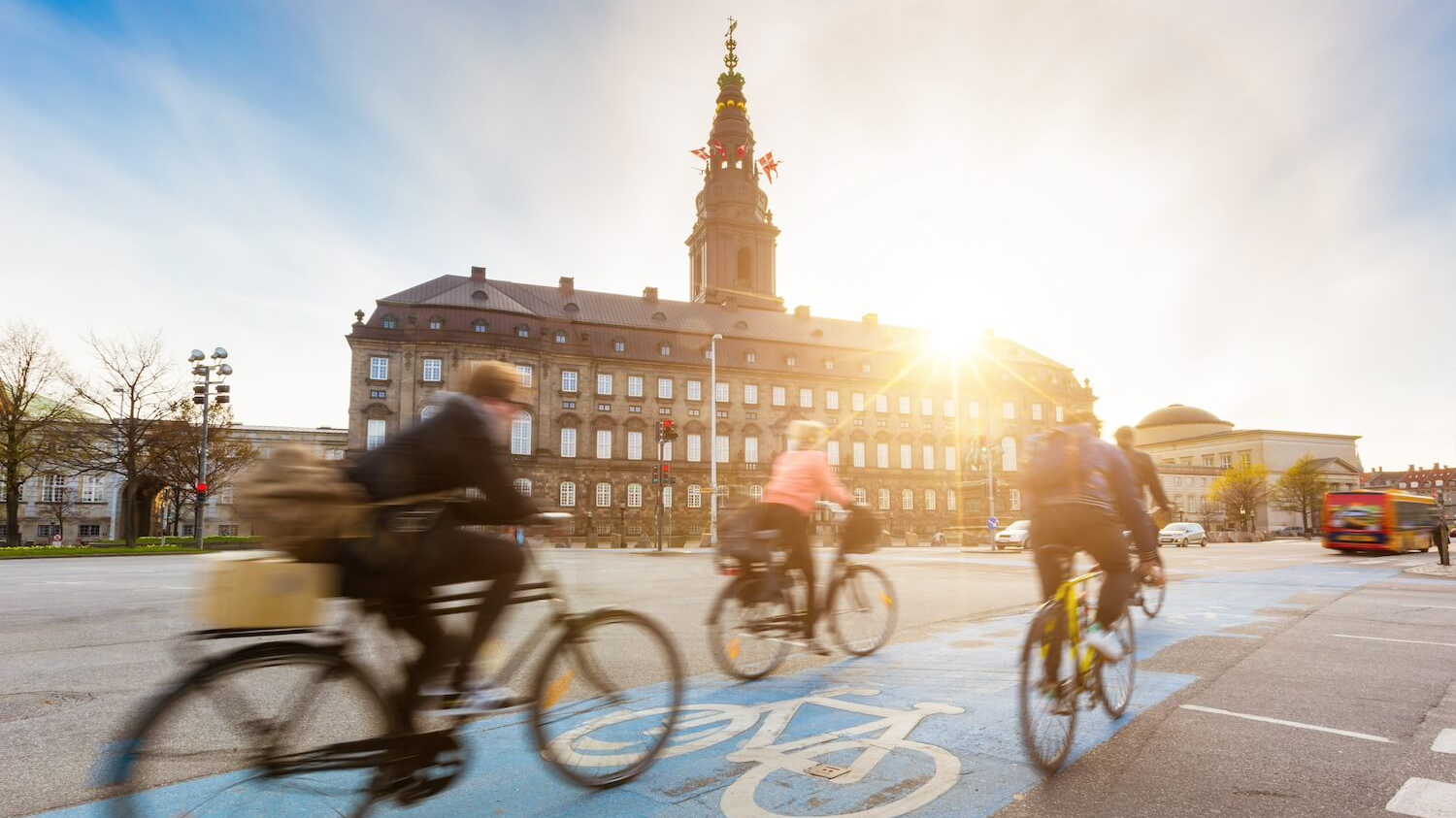 Fahrradfahrer:innen auf einem Radweg in der Innenstadt in Kopenhagen.