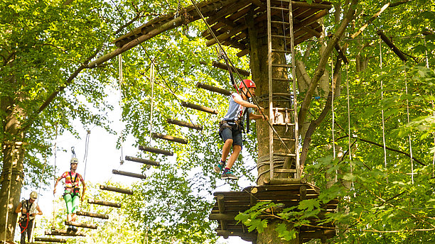 Ansicht aus dem Kletterpark Bielefeld, in dem man wie Tarzan an einem freischwingenden Seil durch den Parcours schwingen kann. Kletterpark, Bielefeld und Detmold