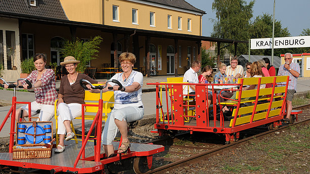 Picknickkörbe nicht vergessen! Zwei besetzter Draisinen in Kranenburg sind bereit für die Abfahrt. Draisinenfahrt, Kranenburg