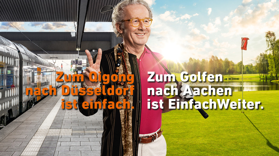 Ein zweigeteiltes Bild, links ist ein Bahnsteig mit einem RRX-Zug zu sehen, rechts ein Golfplatz mit Rasen, in der Mitte steht ein älterer Fahrradfahrer. Auf dem Bild steht der Text: Zum Qigong nach Düsseldorf ist einfach. Zum Golfen nach Aachen ist EinfachWeiter.