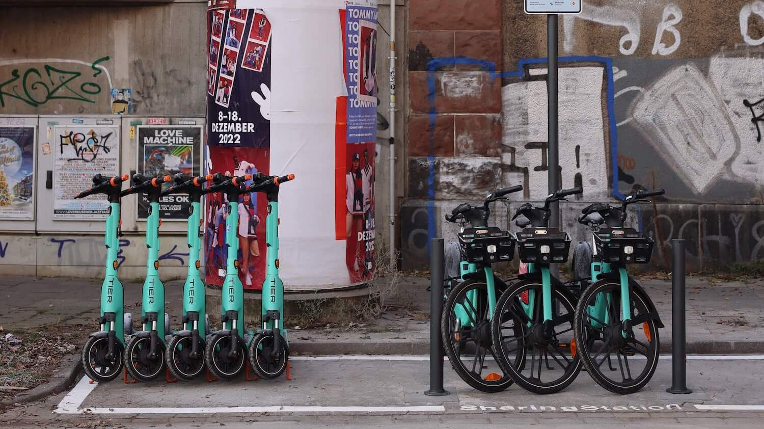 Abgestellte E-Bike- und E-Scooter-Parkfläche des Bachplätzchens Düsseldorf
