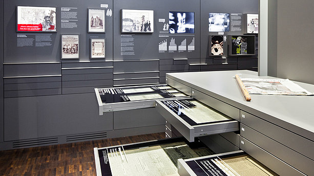 Ansicht eines Ausstellungsraums des internationalen Zeitungsmuseums Aachen. Internationales Zeitungsmuseum, Aachen