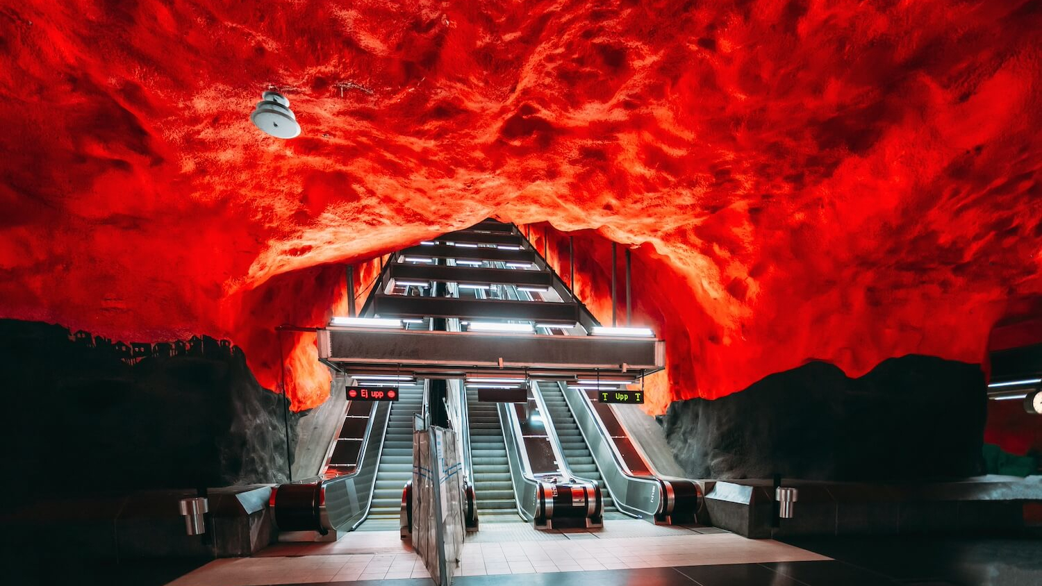 Rolltreppen in der Stockholmer Metro Underground Subway Station.