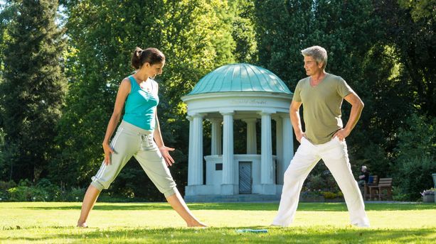 Zwei Personen bei sportlichen Akitiväten im Kurpark in Bad Salzuflen. Staatsbad Salzuflen