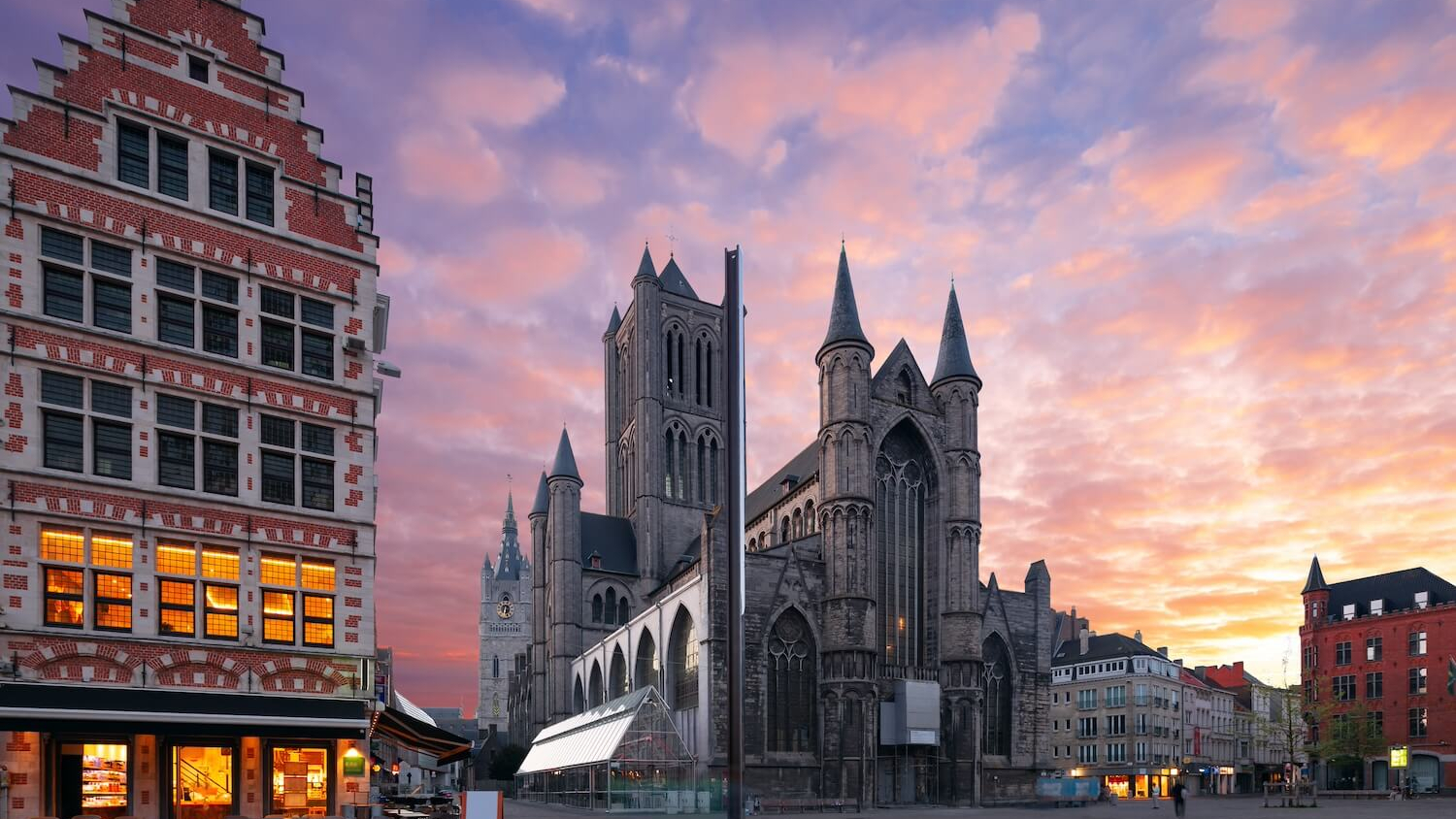 Saint Bavo Kathedrale in Gent bei Sonnenuntergang