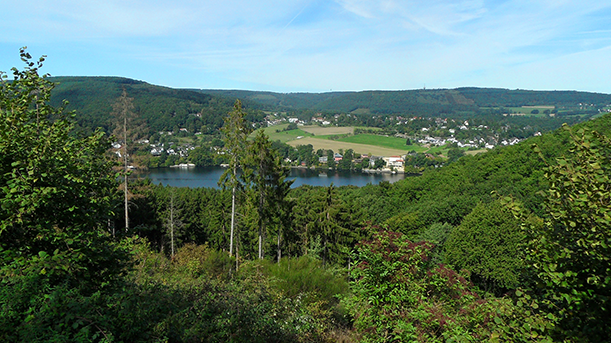 Der Stausee von Obermaubach lädt zum surfen, segeln, rudern, paddeln und zum Tretboot fahren ein. Oder man wandert einfach nur am See entlang und genießt die Aussicht. Die Felsentour in der Rureifel