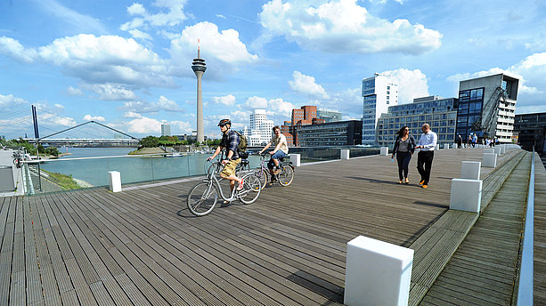 Ansicht des Radwegs am Medienhafen in Düsseldorf. Radtour, Düsseldorf