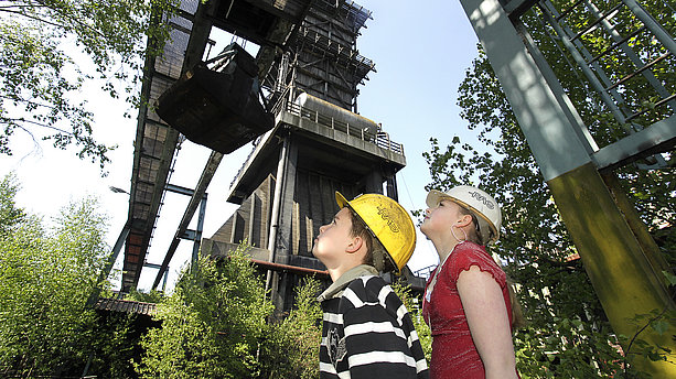 Kinder entdecken die Kokerei Hansa in Dortmund. Kokerei Hansa, Dortmund