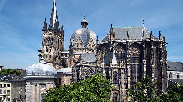 Der Aachener Dom von der Südansicht (Münsterplatz). Aachener Dom, Aachen