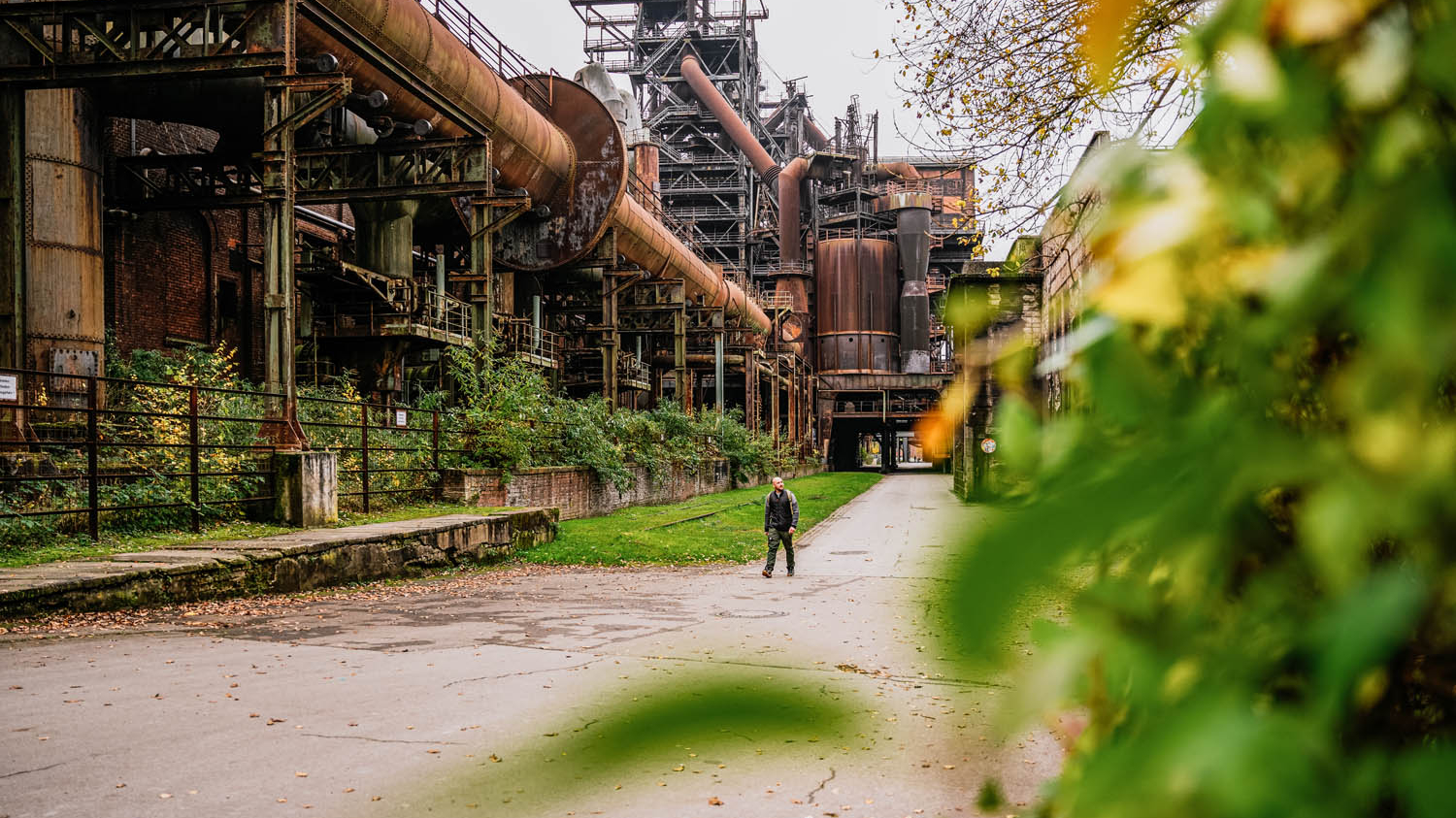Ein Mann wandert über das industrielle Gelände des Landschaftsparks Duisburg-Nord.