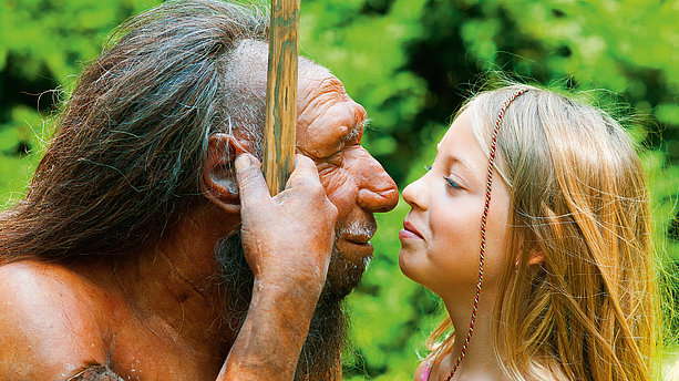 Ansicht eines kleinen Mädchens vor einer Nachbildung eines Neanderthalers. Neanderthal Museum, Mettmann