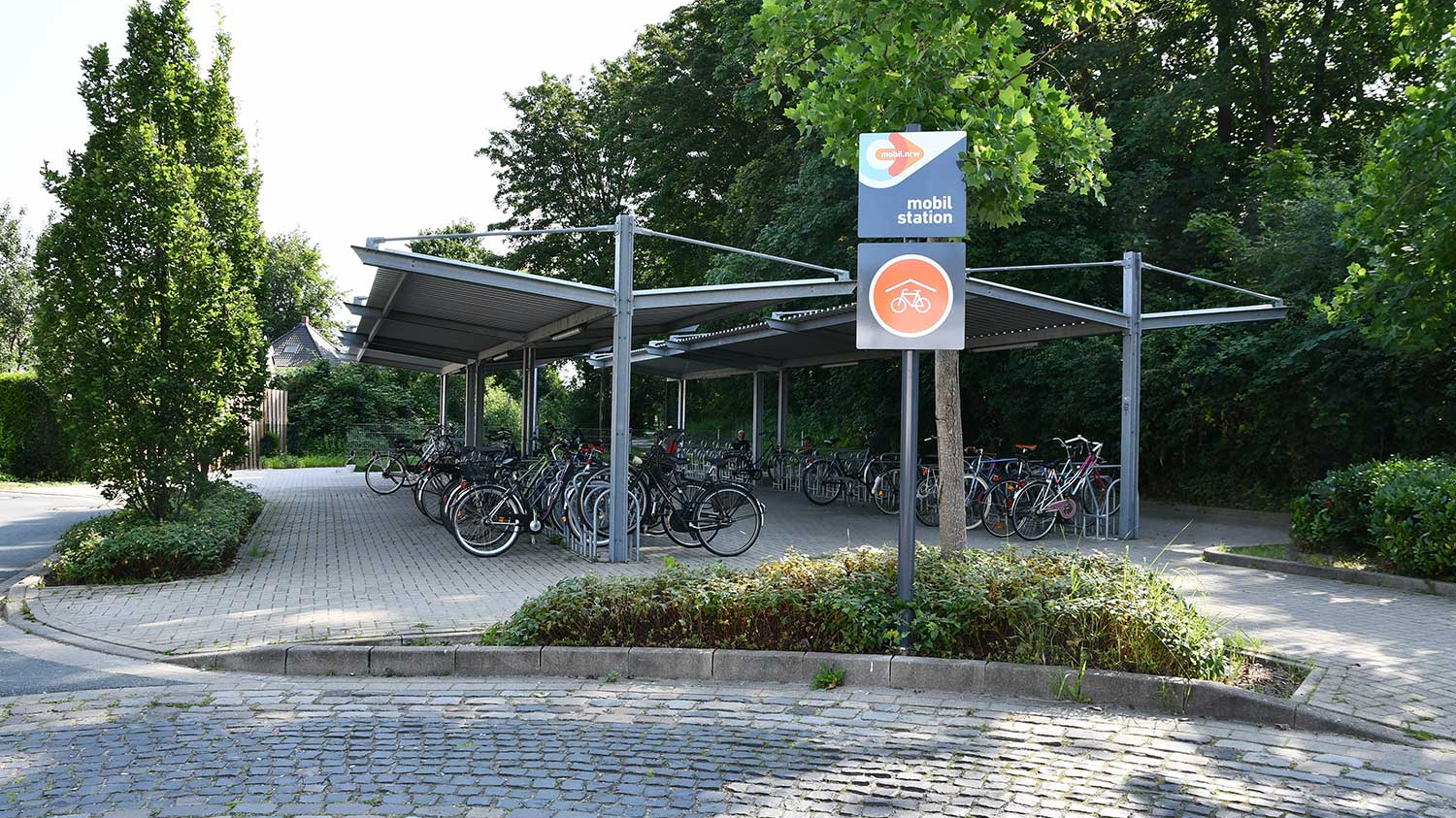Ein Fahrradstellplatz an der Mobilstation Rheda-Wiedenbrück.
