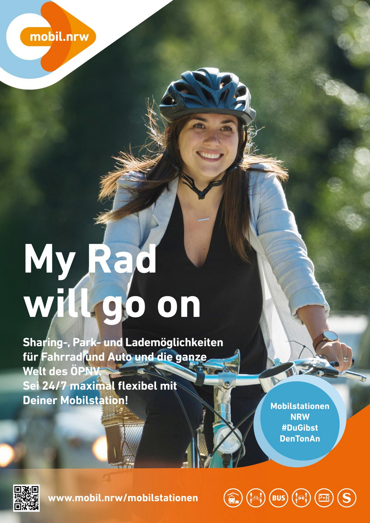 Plakat der Kampagne MOST RegioKöln: Eine junge Frau fährt auf einem Fahrrad über eine Straße mit Bäumen.