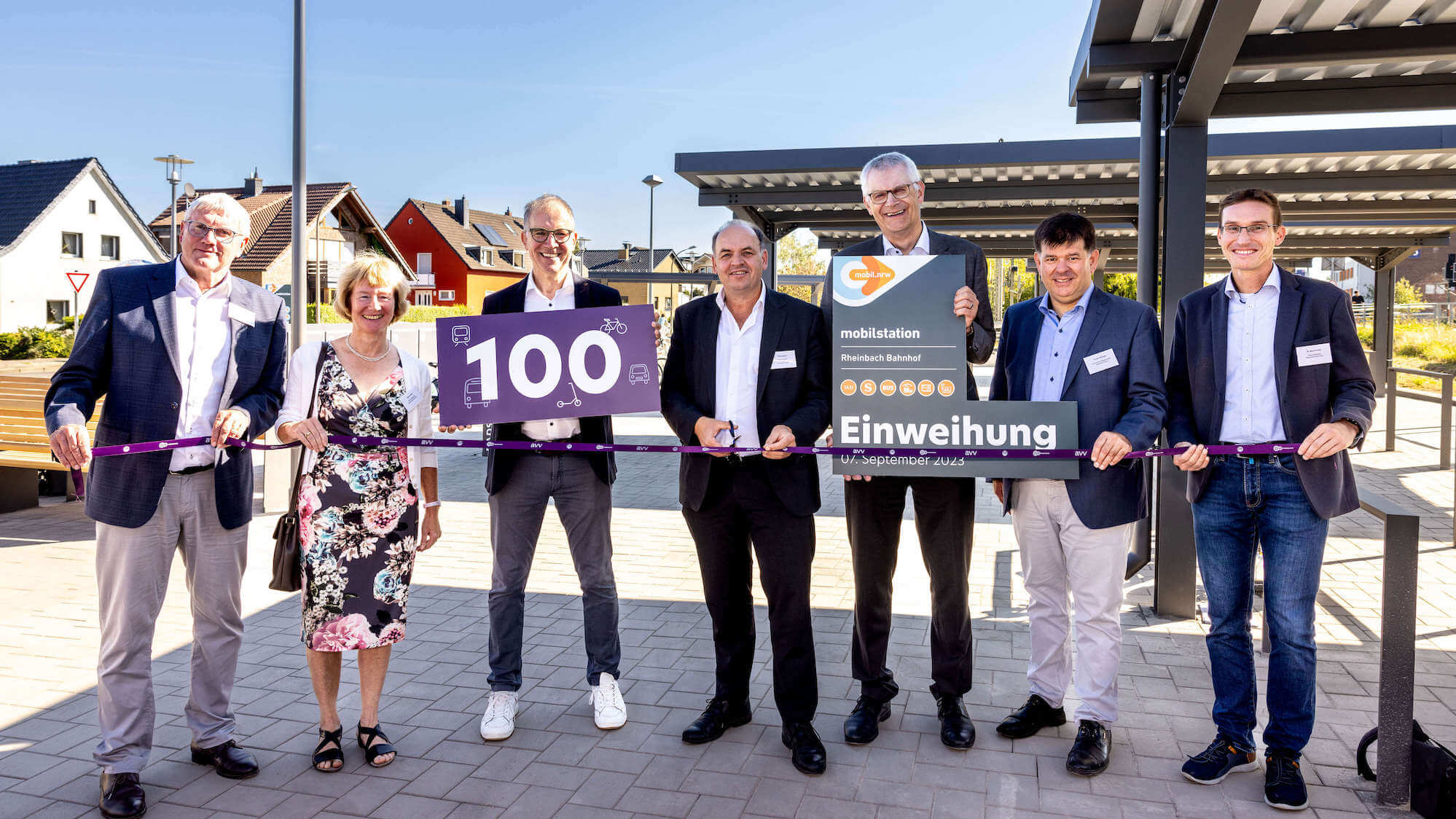 Vertreter der Verkehrsunternehmen und des Ministeriums bei der Eröffnungsfeier der 100. Mobilstation im go.Rheinland-Gebiet