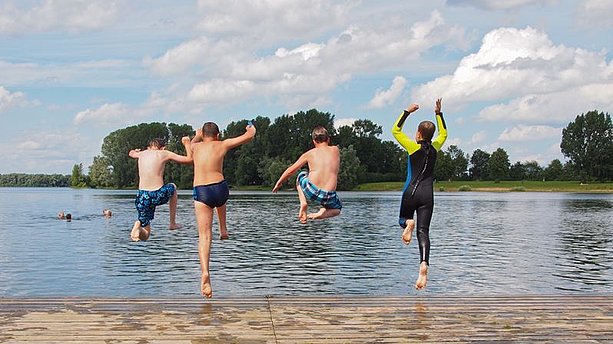 Ab ins kühle Nass! Vom Steg lässt es sich prima in den Auesee Wesel springen. Auesee, Wesel