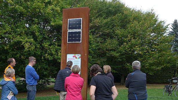Haltepunkt auf dem Global-Goals-Radweg Bielefeld mit Solarzellen. Global-Goals-Radweg, Bielefeld