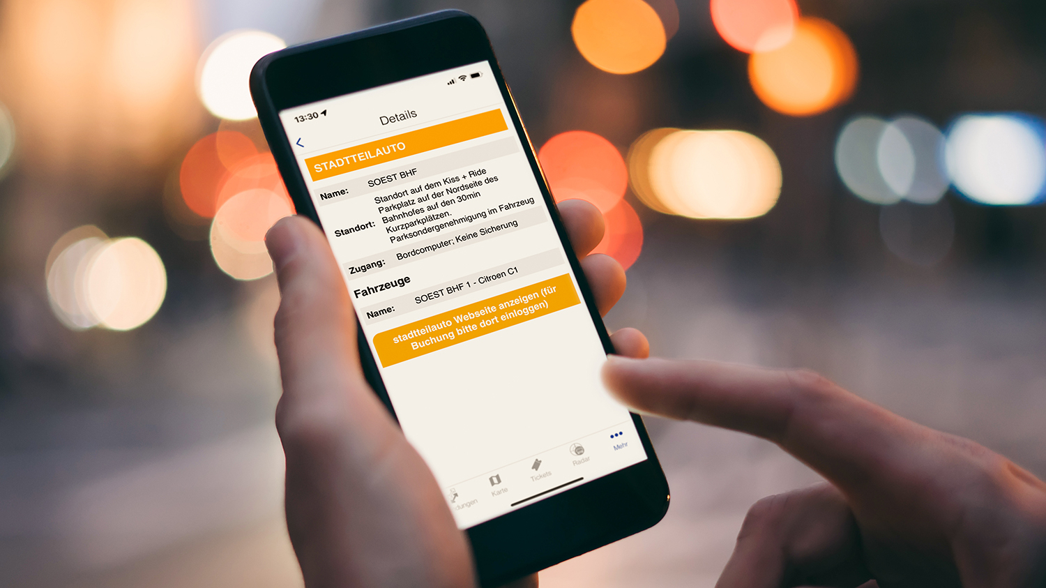 Nahaufnahme eines Handybildschirms, auf dem die Carsharingangebote in der fahrtwind-App gezeigt werden.