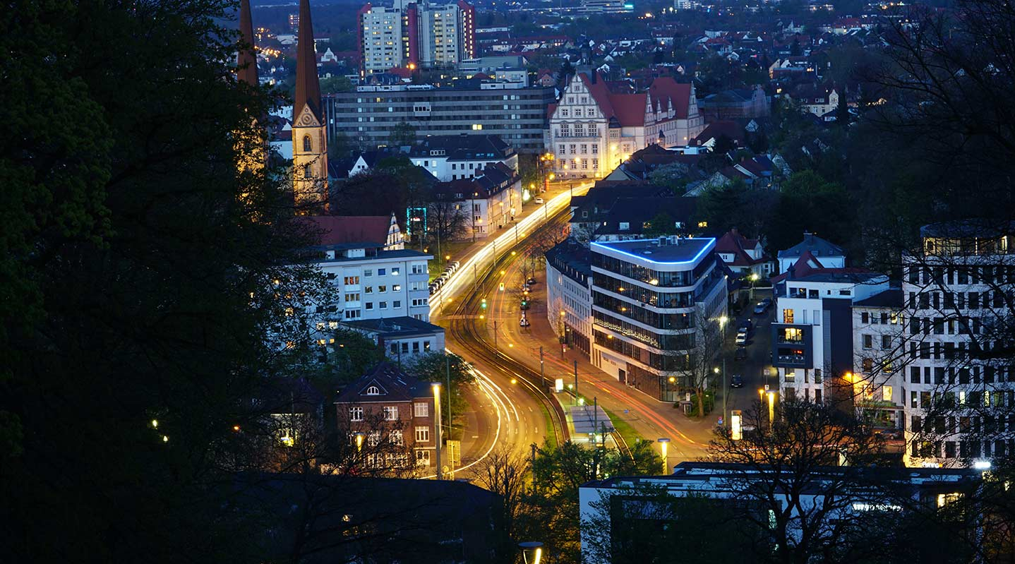 Nachtansicht von Bielefeld mit einer hell erleuchteten Straße.