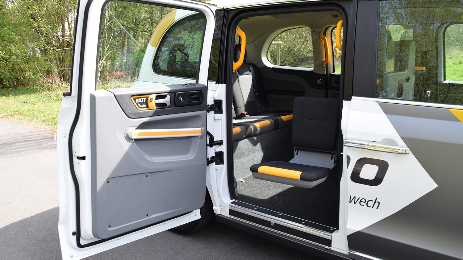 Eine Einstiegshilfe in einem Fahrzeug des On-Demand-Diensts Limo.