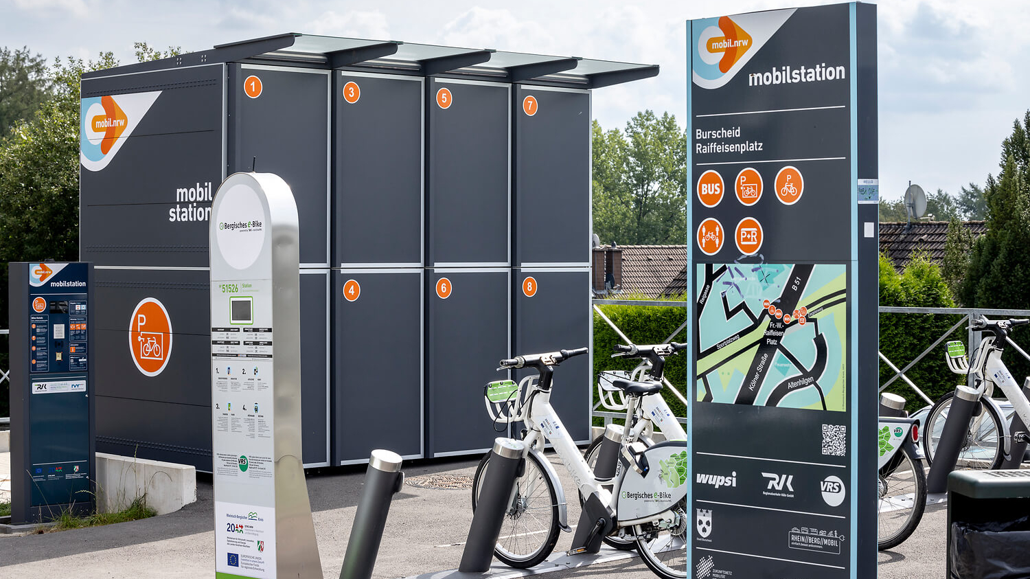 Zu sehen sind abschließbare Fahrradboxen