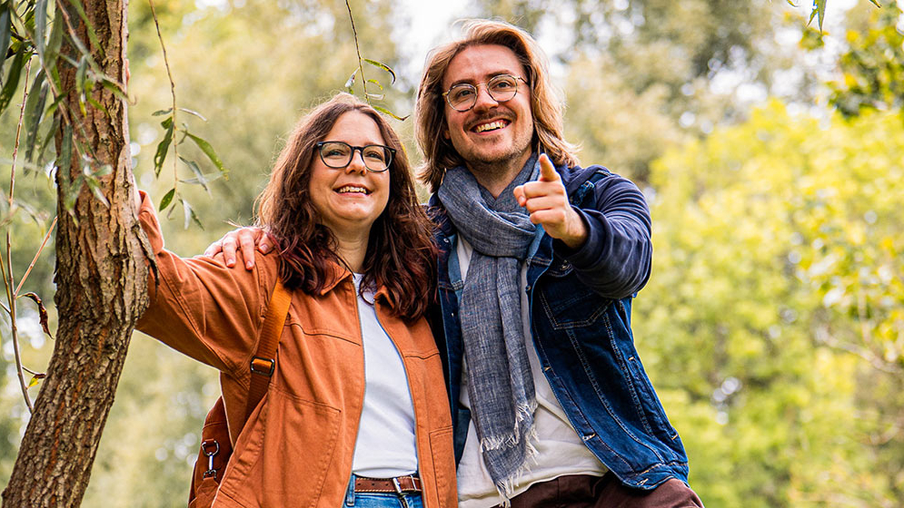 Zu sehen sind zwei Menschen, welche in eine Kamera posieren. 