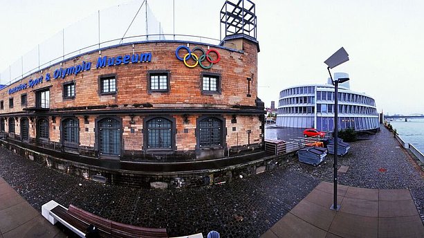 Außenansicht des am Rhein gelegenen Deutschen Sport & Olympia Museums in Köln. Deutsches Sport & Olympia Museum, Köln