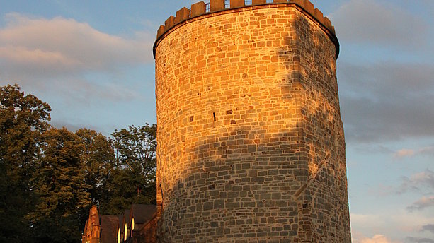 Ansicht der Burg Ravensberg in der Abenddämmerung. Burg Ravensberg, Borgholzhausen