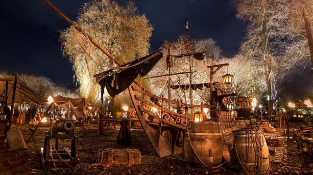 Phantastischer Mittelalterlicher Lichter Weihnachtsmarkt