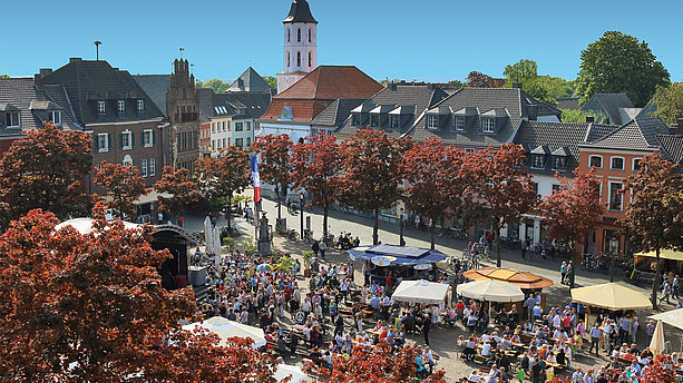 Ansicht des herbstlichen Marktplatz von Xanten. Xanten